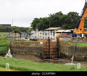 Nuovi cancelli di alluvione sono stati montati alla serratura di Tarleton, la serratura dal canale di Leeds e Liverpool al fiume Douglas utilizzando una gru mobile. 15.7.2020. Foto Stock