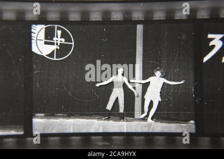 Bella fotografia in bianco e nero degli anni '70 di ballerini moderni che eseguono una danza contemporanea sul palco. Foto Stock