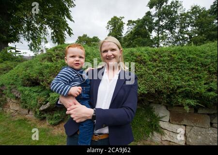 Forres, Scozia, Regno Unito. 5 agosto 2020. Nella foto: (L-R) Alaistair Ross; Krystle Ross. Il deputato Douglas Ross è nuovo leader del Partito conservatore e unionista scozzese, dopo che l'ex leader Jackson Carlaw MSP si è dimesso la scorsa settimana giovedì pomeriggio, 30 luglio 2020. Credit: Colin Fisher/Alamy Live News Foto Stock