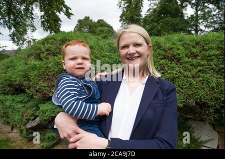 Forres, Scozia, Regno Unito. 5 agosto 2020. Nella foto: (L-R) Alaistair Ross; Krystle Ross. Il deputato Douglas Ross è nuovo leader del Partito conservatore e unionista scozzese, dopo che l'ex leader Jackson Carlaw MSP si è dimesso la scorsa settimana giovedì pomeriggio, 30 luglio 2020. Credit: Colin Fisher/Alamy Live News Foto Stock