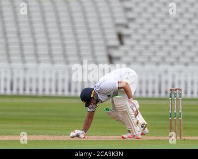 Tim Brennan del Warwickshire scende dopo essere stato colpito dal bowling di Nathan Buck del Northamptonshire in un Bob Willis Trophy Match 2 agosto 2020 Foto Stock