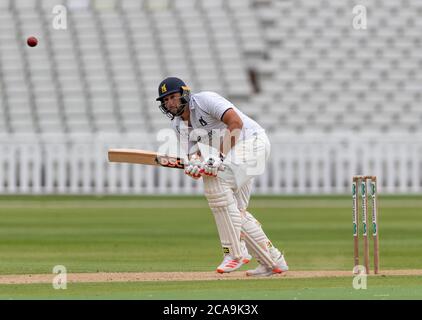 Tim Brennan del Warwickshire scende dopo essere stato colpito dal bowling di Nathan Buck del Northamptonshire in un Bob Willis Trophy Match 2 agosto 2020 Foto Stock