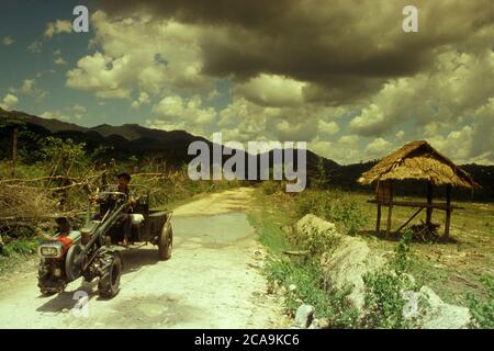 Un agricoltore nel paesaggio del villaggio di Muang Sing nella provincia Luang Nantha in Lao, nel nord del Lao. Lao, Pakse, luglio 1996 Foto Stock