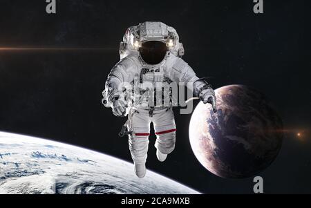 Astronauta nello spazio. Pianeti nello spazio profondo Foto Stock