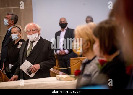 Londonderry, Irlanda del Nord. 05 agosto 2020. Il presidente irlandese Michael D.Higgens guarda alla moglie di John Hume Pat Hume all'interno della cattedrale di St Eugene a Londonderry, Irlanda del Nord 5 agosto 2020. L'ex leader SDLP e premio Nobel è morto lunedì a 83 anni. A causa delle restrizioni del Covid-19 sulle riunioni, il numero delle celebrazioni funerarie nella Cattedrale di Sant'Eugenio a Derry era limitato. P. Paul Farren ha detto che nella vita Hume non ha mai tenuto una distanza, ha coinvolto e 'ha messo tutti al primo posto?. Credit: Irish Eye/Alamy Live News Foto Stock