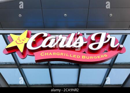 Tilst, Danimarca - 19 aprile 2019: Il logo jr di Carl su una parete. Carl's jr è una catena di fast food americano gestita dal CKE Restaurant Holdings Foto Stock