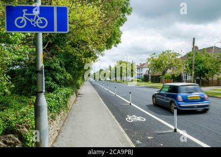 Chippenham, Wiltshire, Regno Unito. 5 agosto 2020. Nella foto è raffigurata la nuova ciclabile segregata lungo parte dell'A420 a Chippenham, la ciclabile è la prima delle riallocazioni stradali del Wiltshire Council ad essere completata. È stato costruito per rendere più facile e sicuro per i pedoni e i ciclisti l'accesso a negozi, aziende e luoghi di lavoro. E' il primo progetto ad essere completato finora nel Wiltshire, con altri tre in corso uno che collega Winsley e Bradford su Avon; uno a Salisbury che collega Harnham al centro della città e un nuovo ciclone in Trowbridge. Credit: Lynchpics/Alamy Live News Foto Stock