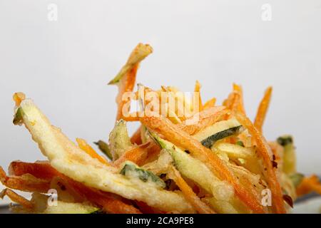 Primo piano di piatti giapponesi di varietà di verdure fritte su sfondo bianco. Tempura vegetale Foto Stock