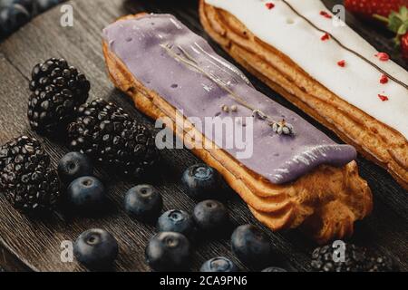 Torta Eclair decorata con frutti di bosco primo piano Foto Stock