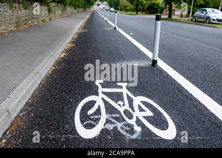 Chippenham, Wiltshire, Regno Unito. 5 agosto 2020. Nella foto è raffigurata la nuova ciclabile segregata lungo parte dell'A420 a Chippenham, la ciclabile è la prima delle riallocazioni stradali del Wiltshire Council ad essere completata. È stato costruito per rendere più facile e sicuro per i pedoni e i ciclisti l'accesso a negozi, aziende e luoghi di lavoro. E' il primo progetto ad essere completato finora nel Wiltshire, con altri tre in corso uno che collega Winsley e Bradford su Avon; uno a Salisbury che collega Harnham al centro della città e un nuovo ciclone in Trowbridge. Credit: Lynchpics/Alamy Live News Foto Stock