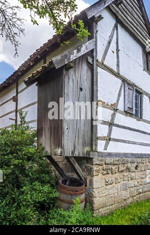 Barile di legno con wc sopra, attaccato a fiammingo 18 ° secolo fattoria / fattoria al museo all'aperto Bokrijk, Fiandre, Belgio Foto Stock