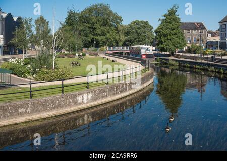 Thetford Norfolk UK, vista in estate del fiume Little Ouse che attraversa il centro della città di Thetford, Norfolk, East Anglia, Regno Unito Foto Stock