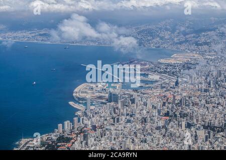 BEIRUT LIBANO 5 agosto 2020. IMMAGINE DEL FILE presa il 4 maggio 2020. Vista aerea della città di Beirut e dell'area del porto prima della massiccia esplosione del 4 agosto che ha causato distruzione e vittime diffuse. Credit: amer Ghazzal/Alamy Live News Foto Stock