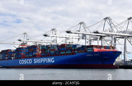 Pechino, Stati Uniti. 27 Feb 2019. I contenitori della Cina COSCO Shipping Corporation Limited sono visti al Porto di Long Beach nella contea di Los Angeles, gli Stati Uniti, 27 febbraio 2019. PER ANDARE CON XINHUA TITOLI DI AGOSTO. 5, 2020 credito: Li Ying/Xinhua/Alamy Live News Foto Stock