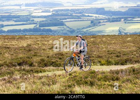 Exmoor National Park - UN mountain bike in procinto di arrivare al punto più alto di Exmoor, Dunkery Beacon 1705 piedi 520 metri, Somerset UK Foto Stock