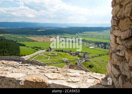 Spišské Podhradie Slovacchia 31 luglio 2020 Spissky hrad, Szepes vára, le mura e i bastioni dei cortili esterni della fortezza. Foto Stock