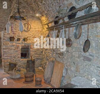 Spišské Podhradie Slovacchia 31 luglio 2020 cucina medievale con forno e utensili da cucina per la cottura Spissky hrad, Castello di Spiš. Foto Stock