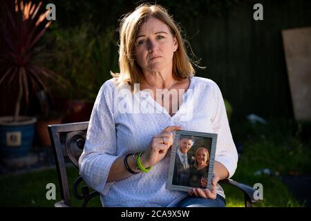 Deborah Adlam, madre di PC Andrew Harper, a casa sua nell'Oxfordshire. Adlam e la vedova di PC Harper, Lissie Harper, hanno lanciato campagne per punizioni più severe per coloro che uccidono gli ufficiali di polizia. Foto Stock