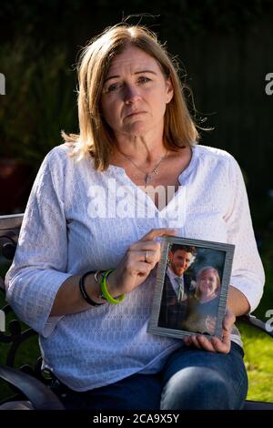 Deborah Adlam, madre di PC Andrew Harper, a casa sua nell'Oxfordshire. Adlam e la vedova di PC Harper, Lissie Harper, hanno lanciato campagne per punizioni più severe per coloro che uccidono gli ufficiali di polizia. Foto Stock