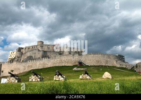 Spišské Podhradie Slovacchia 31 luglio 2020 UNA fila di cannoni fu attesa dagli attaccanti nel Medioevo allo Spissky hrad Szepes vár. Foto Stock