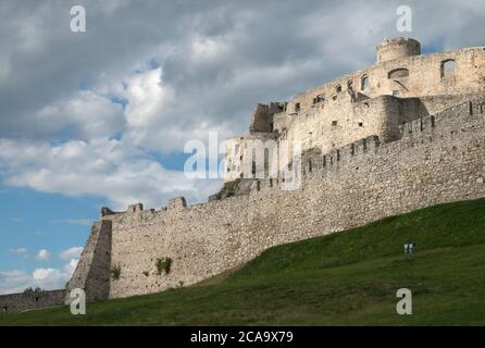 Spišské Podhradie Slovacchia 31 luglio 2020 i monumenti culturali più preziosi della regione di Spiš che regna sul bacino di Spiš - il Castello di Spiš. Foto Stock