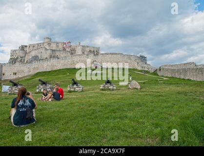 Spišské Podhradie Slovacchia 31 luglio 2020 UNA fila di cannoni nel Medioevo presso lo Spissky hrad Szepes vár. Un luogo popolare per escursioni in famiglia. Foto Stock