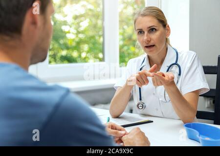 visita medica. giovane medico femminile dare consulenza alla paziente in ospedale Foto Stock