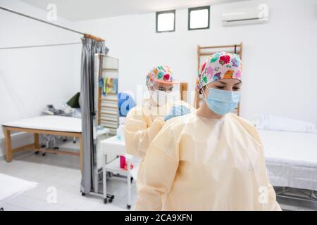 Granada, Spagna. Volti del personale di front-line del SAS Andalusia Health Service dell'ospedale Motril in mezzo al coronavirus COVID in corso Foto Stock