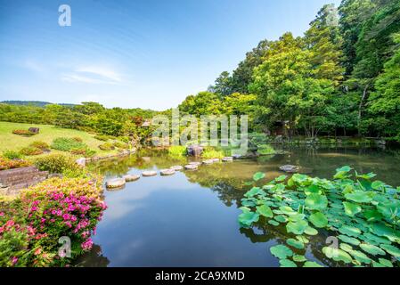 Yoshikien Garden a Nara è una delle principali attrazioni turistiche, giardino giapponese con sala da tè, Giappone. Foto Stock