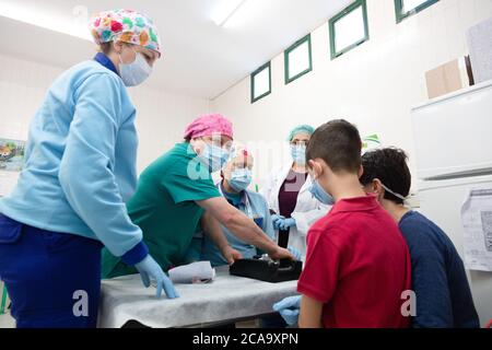 Granada, Spagna. Volti del personale di front-line del SAS Andalusia Health Service dell'ospedale Motril in mezzo al coronavirus COVID in corso Foto Stock