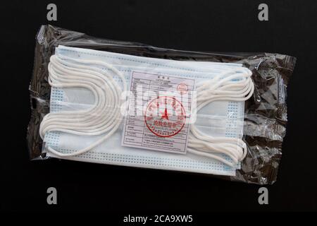 Maschere facciali fabbricate in Guangdong e importate nel Regno Unito, Cina con certificato di certificazione GB / T32610 - 2016 Foto Stock