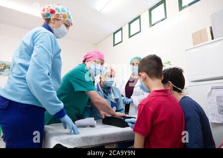 Granada, Spagna. Volti del personale di front-line del SAS Andalusia Health Service dell'ospedale Motril in mezzo al coronavirus COVID in corso Foto Stock