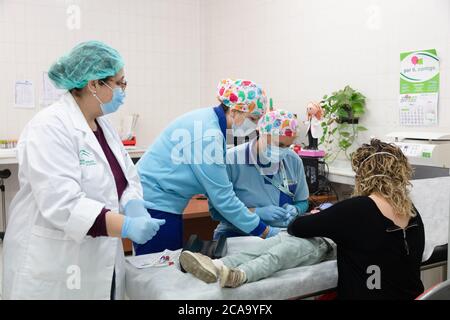 Granada, Spagna. Volti del personale di front-line del SAS Andalusia Health Service dell'ospedale Motril in mezzo al coronavirus COVID in corso Foto Stock