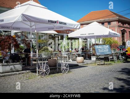 Belgrado, Serbia, 2 agosto 2020: Uno dei ristoranti con terrazza all'aperto a Zemun Foto Stock