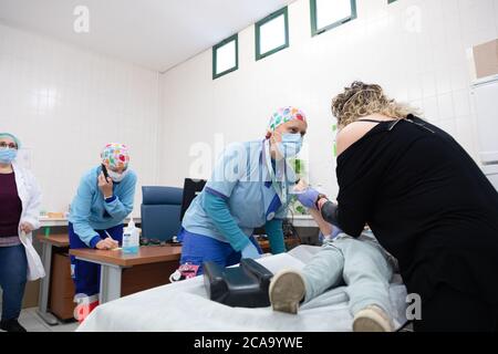 Granada, Spagna. Volti del personale di front-line del SAS Andalusia Health Service dell'ospedale Motril in mezzo al coronavirus COVID in corso Foto Stock