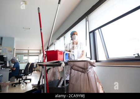 Granada, Spagna. Volti del personale di front-line del SAS Andalusia Health Service dell'ospedale Motril in mezzo al coronavirus COVID in corso Foto Stock