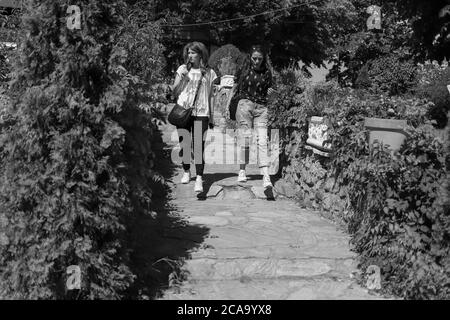Belgrado, Serbia, 9 luglio 2020: Due donne che camminano lungo il sentiero acciottolato di Zemun (B/N) Foto Stock