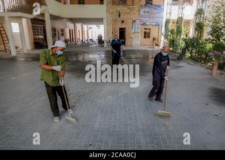 Gaza, Palestina. 05 agosto 2020. I lavoratori indossano maschere facciali e guanti per sanificare una scuola prima che inizi il nuovo anno scolastico, tra le preoccupazioni della diffusione del coronavirus (Covid-19) a Khan Yunis. Credit: SOPA Images Limited/Alamy Live News Foto Stock