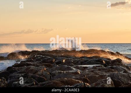 Uno splendido scenario di una costa rocciosa al tramonto a Belvedere Marittimo, Italia Foto Stock