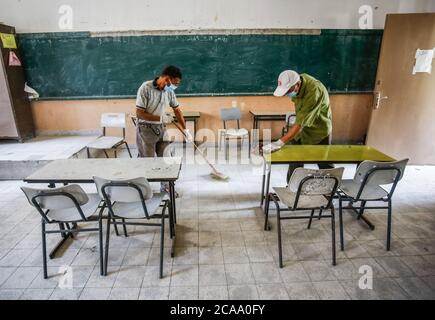 Gaza, Palestina. 05 agosto 2020. I lavoratori indossano maschere facciali e guanti mentre sanitizza le sale delle classi scolastiche prima che inizi il nuovo anno scolastico, tra le preoccupazioni della diffusione del coronavirus (Covid-19) a Khan Yunis. Credit: SOPA Images Limited/Alamy Live News Foto Stock