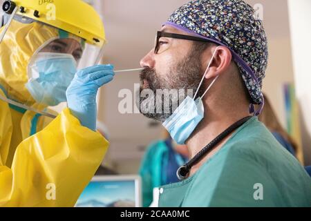 Granada, Spagna. Volti del personale di front-line del SAS Andalusia Health Service dell'ospedale Motril in mezzo al coronavirus COVID in corso. Test PCR Foto Stock