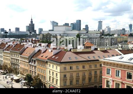 Tetti nella Città Vecchia di Varsavia Polonia e vista verso l'area centrale della città Foto Stock