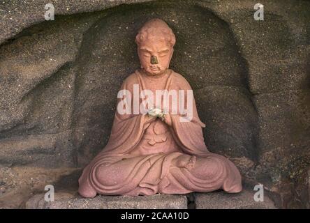 chiba, giappone - luglio 18 2020: Statua buddista del monaco cinese zen Yongjia Xuanjue conosciuto come Yōka Genkaku in giapponese creato da Jingoro Eirei Ono in Foto Stock