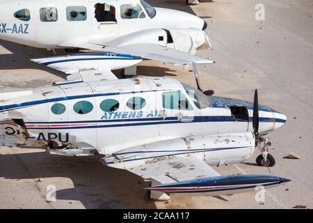 Vecchi aerei a motore singolo e ad elica collegati a terra all'aeroporto di Elliniko, nel sud di Atene, Grecia, Europa. Foto Stock