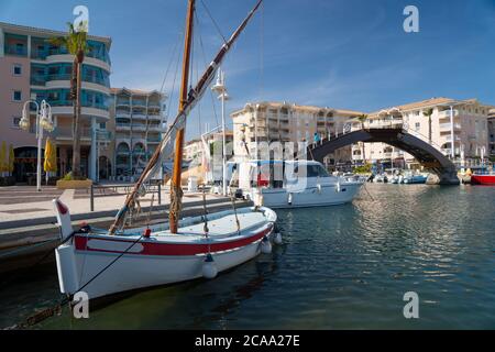Il Marina, porto di Frejus situato sulla costa azzurra nel dipartimento del Var Foto Stock