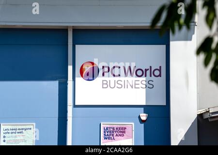 Kent, Regno Unito. 4 agosto 2020. Il rivenditore di tecnologia Dixons Carphone deve tagliare 800 posti di lavoro mentre cambia il modo in cui i suoi negozi sono gestiti. L'azienda, proprietaria di Currys PC World, ha già iniziato a consultarsi con il personale interessato, poiché inizia a rimuovere i ruoli dai propri archivi. I responsabili retail, gli assistenti manager e i ruoli dei team leader verranno tagliati presso l'azienda, mentre verranno creati nuovi ruoli di manager delle vendite, customer experience e operational Excellence. Credit: Dave Rushen/SOPA Images/ZUMA Wire/Alamy Live News Foto Stock