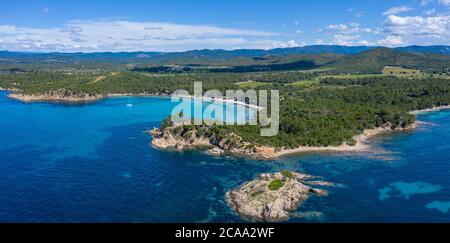 Francia, Costa Azzurra, veduta aerea di Cap Leoube e della spiaggia di Estagnole situate nei pressi di Bormes les Mimosas, Foto Stock