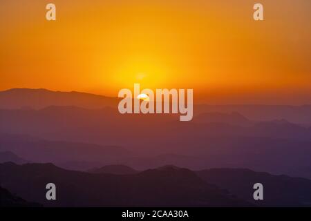 Incredibile tramonto nel paesaggio collinare di Lalibela, Etiopia Foto Stock