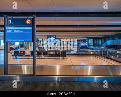 Amburgo, Germania - Aprile 22 2020: Cintura di sicurezza vuota all'aeroporto di Amburgo durante la pandemia di Corona Foto Stock