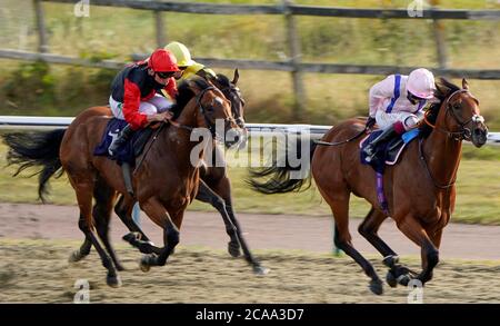 Oisin Murphy Riding Summit Fever (a destra) vince la Betway Maiden Stakes al Lingfield Park il 05 agosto 2020 a Lingfield, Inghilterra. I proprietari sono autorizzati a partecipare se hanno un corridore alla riunione altrimenti le corse rimangono dietro le porte chiuse al pubblico a causa della pandemia di Coronavirus. (Foto di Alan Crowhurst/Getty Images) al Lingfield Park Racecourse, Surrey. Foto Stock